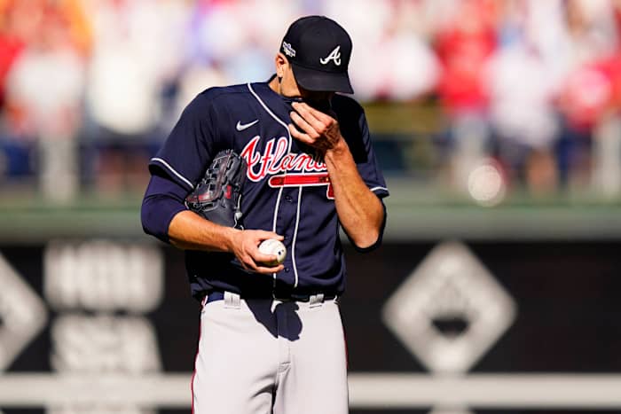 Atlanta’s Charlie Morton wipes his face as he labored through his start against the Phillies.